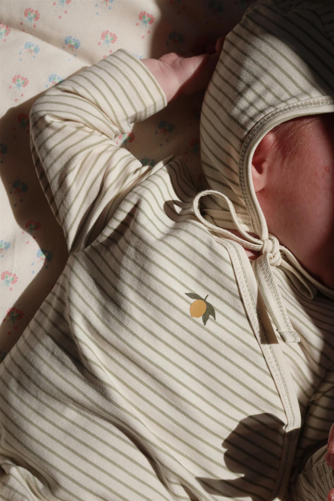 BASIC NEWBORN ONESIE GOTS  Tea Stripe