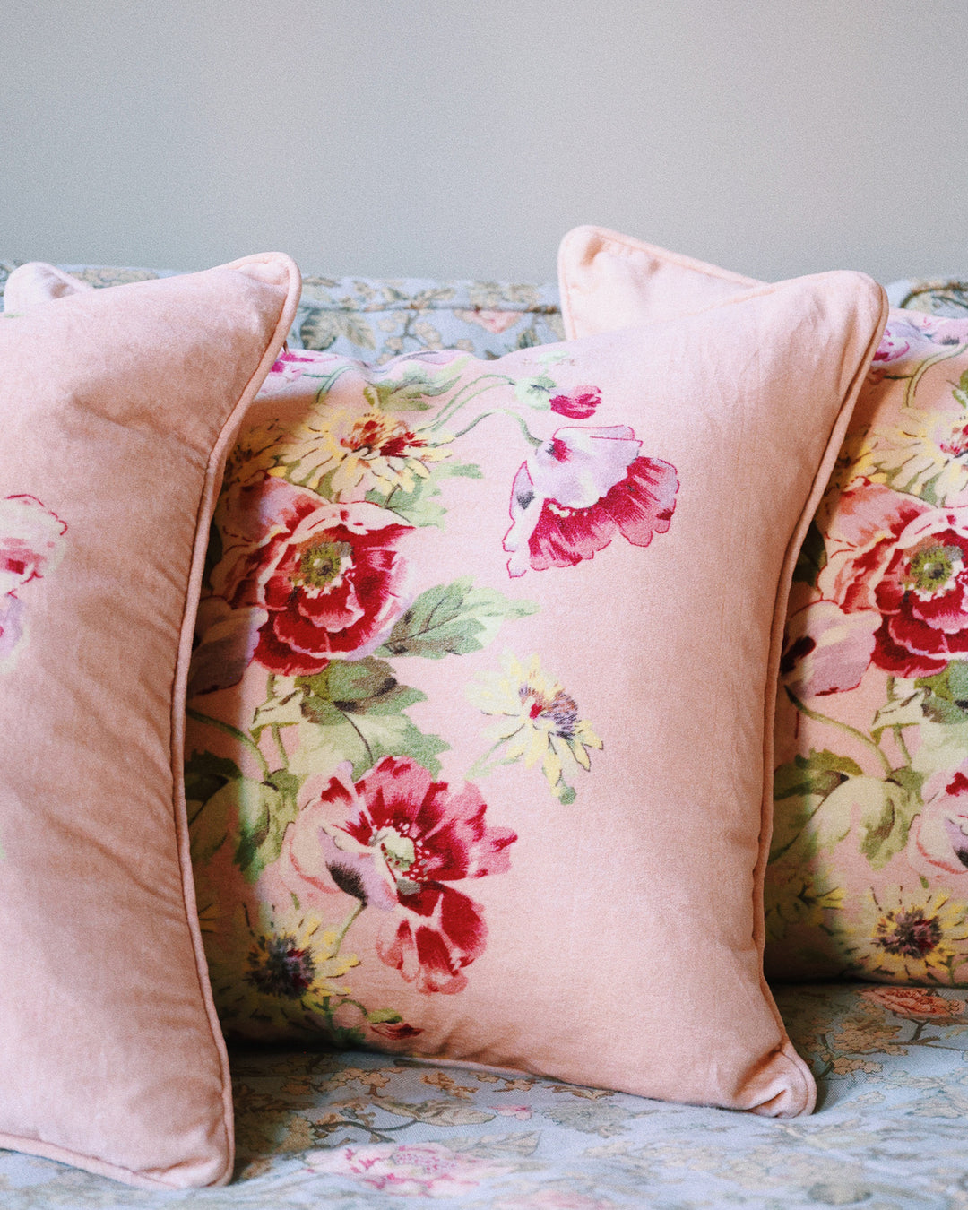 CUSHION COVER VELVET 60X60  Pink Flower Vine