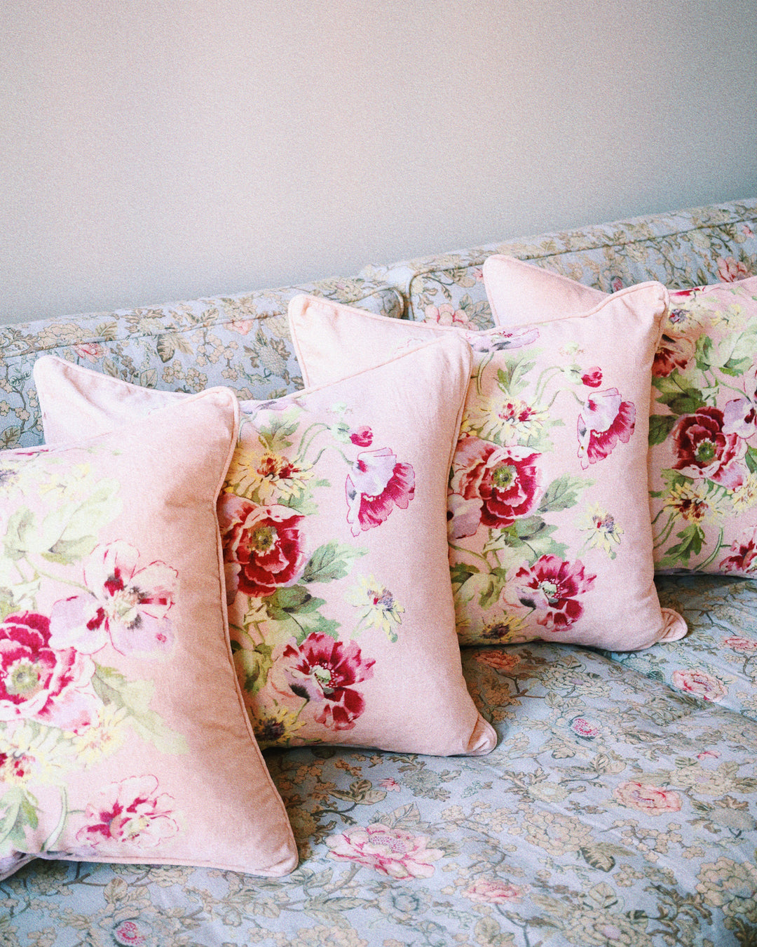 CUSHION COVER VELVET 60X60  Pink Flower Vine