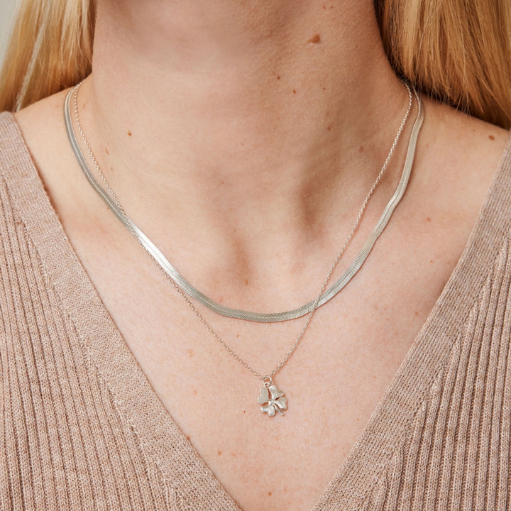 NECKLACE, ORGANIC CLOVER  Silver